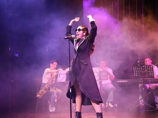 “Alma en Oferta”: humor, música en vivo y personajes desopilantes llegan al Teatro Gran Pilar